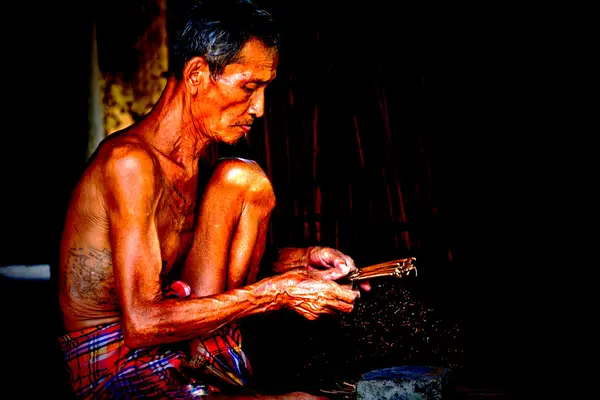 Hombre anciano escoba —  Fotos de Stock