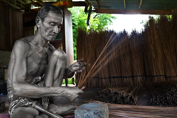 Hombre anciano escoba —  Fotos de Stock