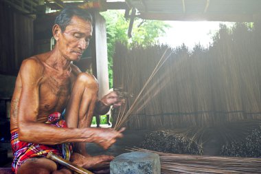 erkek yaşlı süpürge