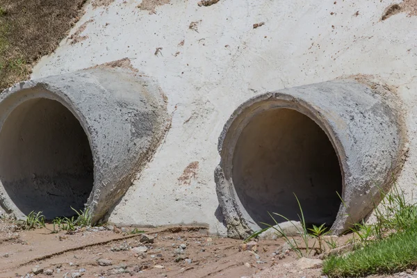 Schmutzwasserkanäle werden in Fluss gekippt — Stockfoto