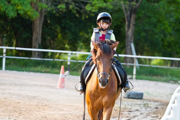 Criança treina equitação  , — Fotografia de Stock