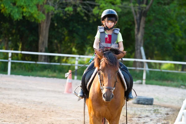Dítě vlaky na koni , — Stock fotografie
