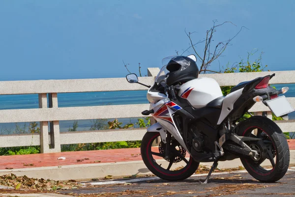 Motorcycle traveler on thai sea — Stock Photo, Image