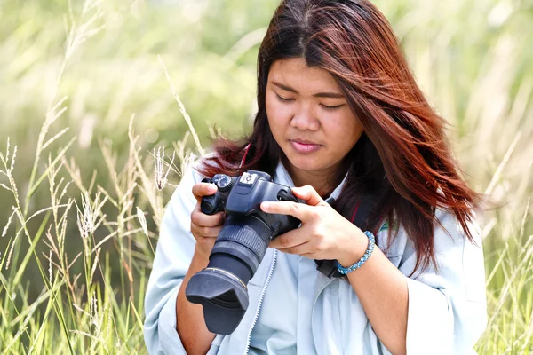 Attrayant jeune femme parlant des photos à l'extérieur — Photo