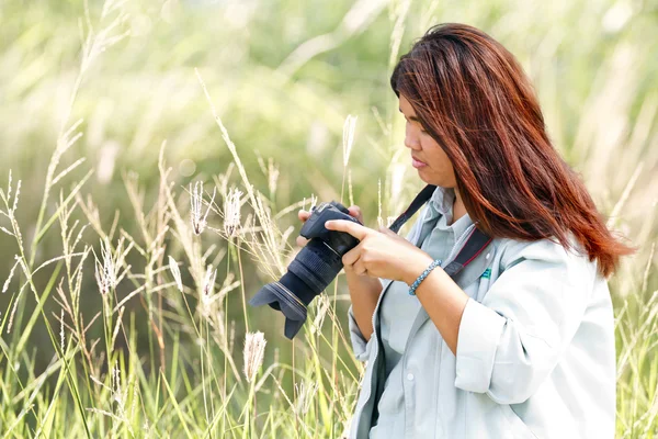 魅力的な若い女性が屋外で写真を語る — ストック写真