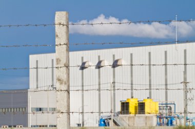 fabrikada metal çit.