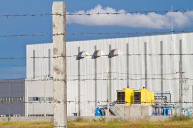 fabrikada metal çit.