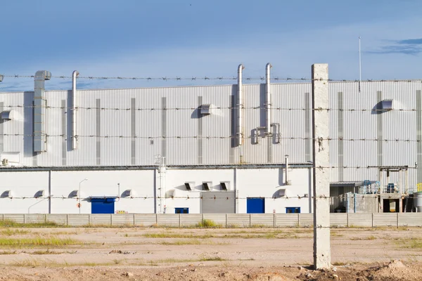 Metalen hek in fabriek. — Stockfoto