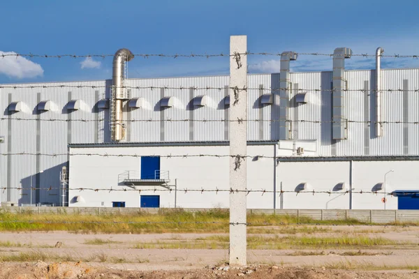 Metall staket i fabrik. — Stockfoto