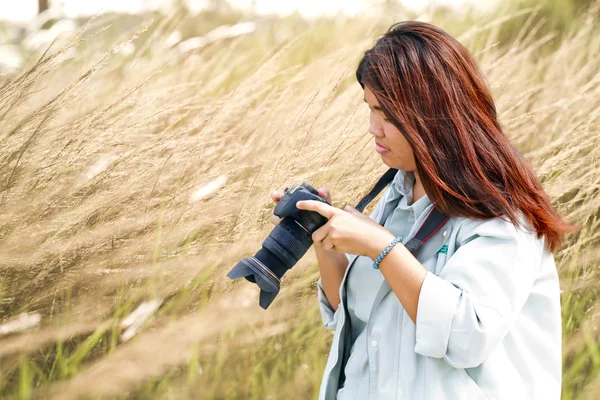 Attrayant jeune femme parlant des photos à l'extérieur — Photo