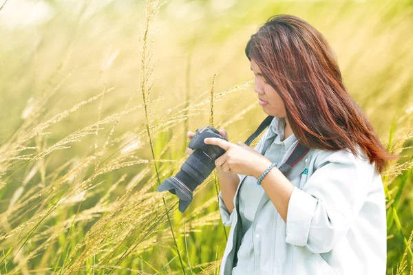 Atraktivní mladá žena mluví obrázky venku — Stock fotografie