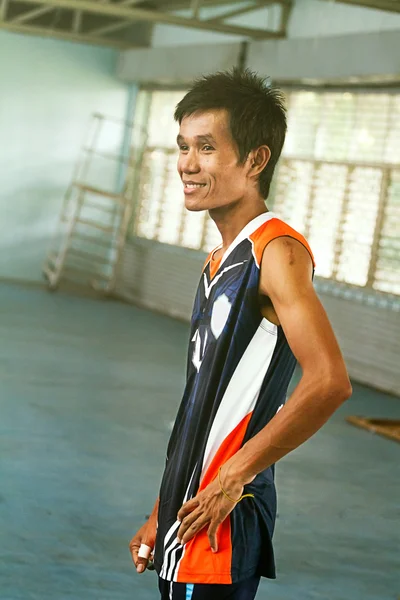 Retrato de atleta sonriente entrenador masculino de pie en bergantín —  Fotos de Stock