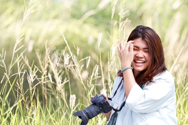 Attraktiv ung kvinna pratar bilder utomhus — Stockfoto