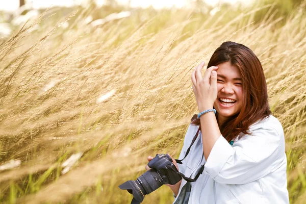 Привлекательная молодая женщина говорит фотографии на открытом воздухе — стоковое фото