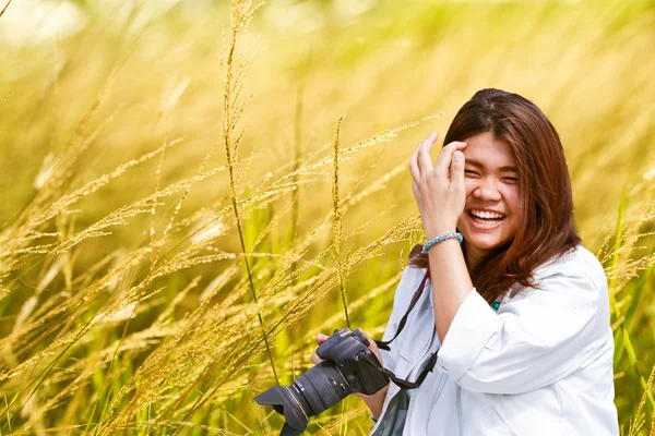 Atraktivní mladá žena mluví obrázky venku — Stock fotografie