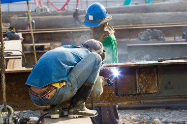 Kaynak metal ve sparks koruyucu maske ile açık alt