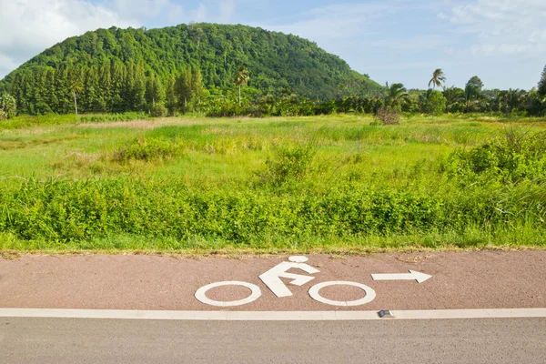 Señal de bicicleta en la carretera en la playa de Tailandia —  Fotos de Stock