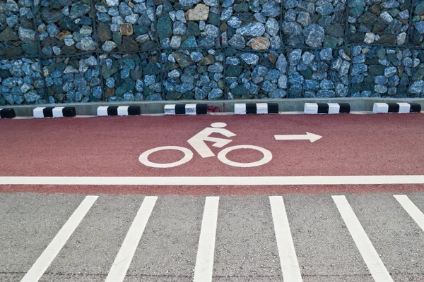 Znak rowerów na jezdni na plaży Tajlandii — Zdjęcie stockowe