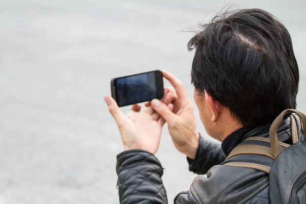 Câmera de telefone móvel na mão masculina — Fotografia de Stock