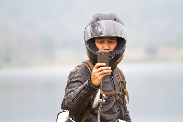 Câmera de telefone móvel na mão masculina — Fotografia de Stock