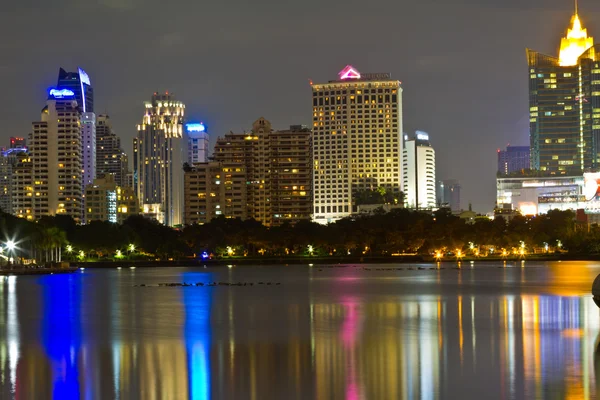 Bangkok, Tajlandia miasta kapitału wieczorem — Zdjęcie stockowe