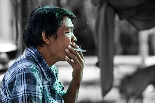 Old man smoking — Stock Photo, Image