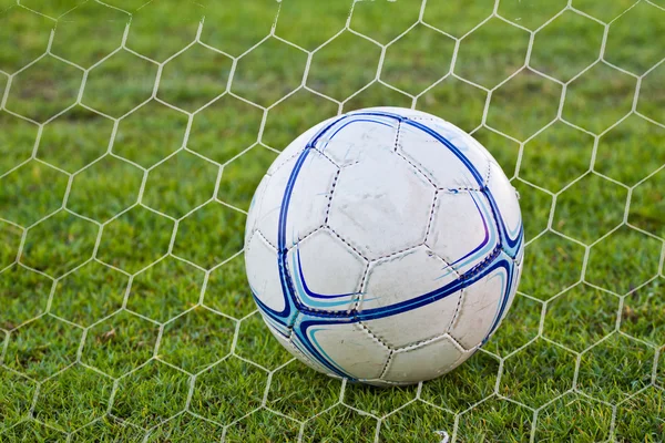 Pallone da calcio su erba verde — Foto Stock