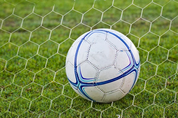 緑の芝生のサッカーボール — ストック写真