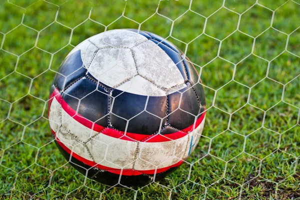 Pelota de fútbol sobre hierba verde —  Fotos de Stock