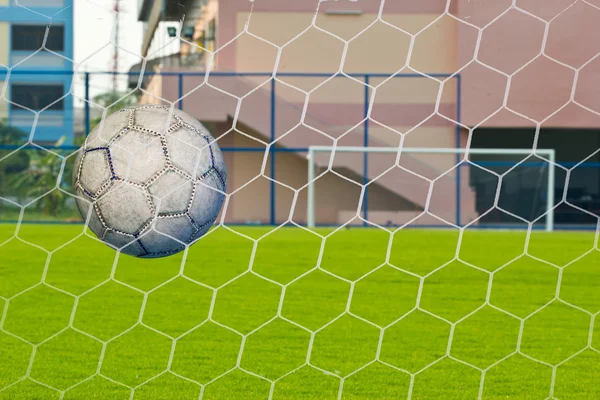 Goalpost netto detalj med grönt gräs blur i bakgrunden sport c — Stockfoto