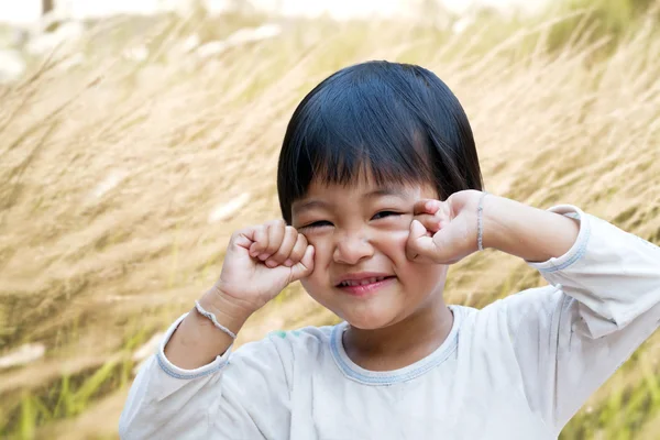 Schöne süße glückliche kleine Mädchen mit Kopfhörern — Stockfoto