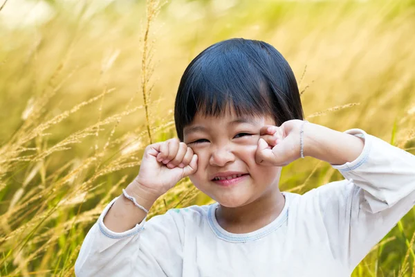 Vacker söt glad liten flicka med hörlurar — Stockfoto