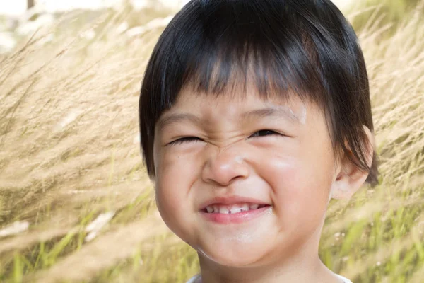 Cute little girl na łące w wiosenny dzień — Zdjęcie stockowe