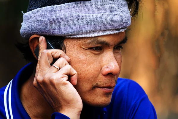 Портрет взрослого мужчины, разговаривающего по телефону — стоковое фото