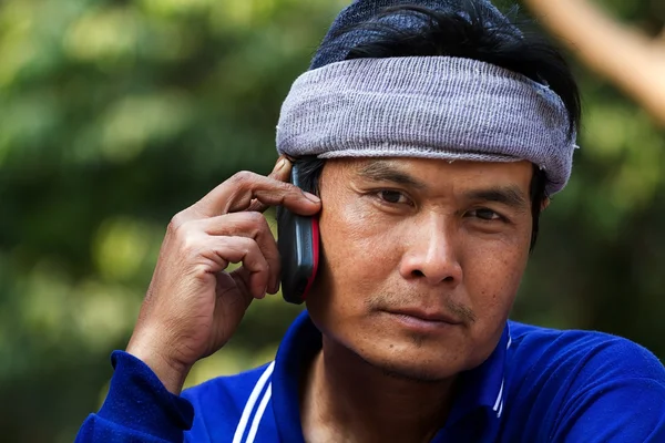 Портрет зрілої людини, що розмовляє по телефону — стокове фото