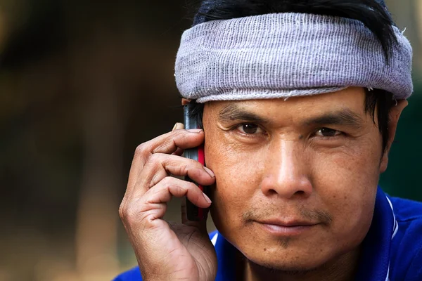 Porträt eines reifen Mannes, der am Telefon spricht — Stockfoto