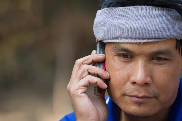 Retrato de hombre maduro hablando por teléfono —  Fotos de Stock