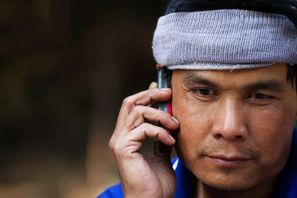 Porträt eines reifen Mannes, der am Telefon spricht — Stockfoto