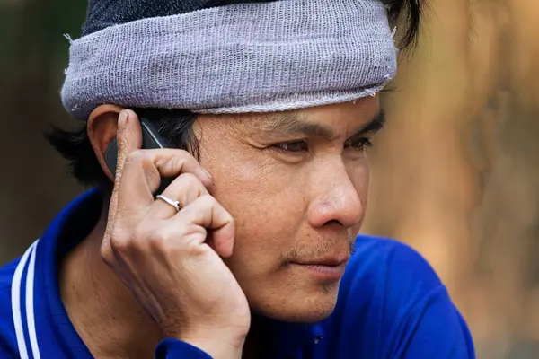 Портрет взрослого мужчины, разговаривающего по телефону — стоковое фото