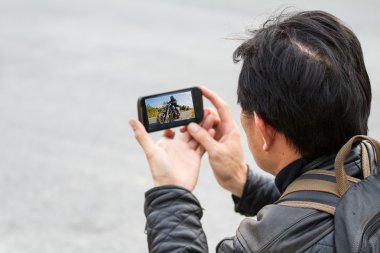 erkek elinde cep telefonu kamera