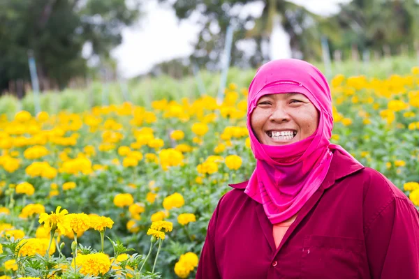 Lady gardening in her farm smiling — Stock Photo, Image