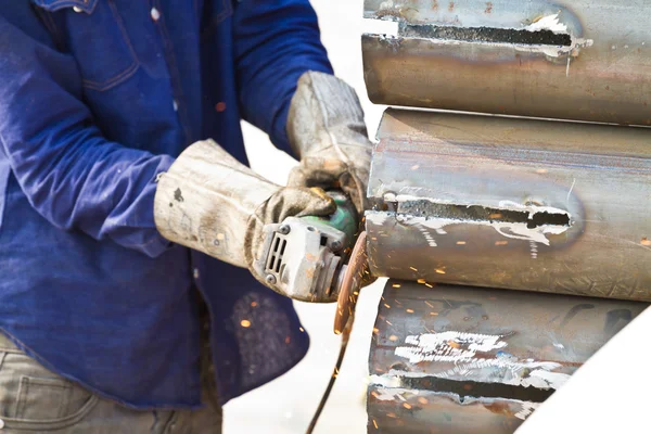 Kıvılcımlar yaparken işçi çelik kaynak sırasında — Stockfoto