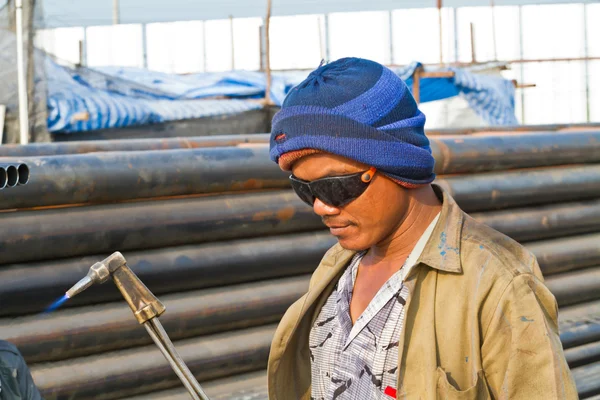 Trabajador usando cortador de antorcha para cortar a través de metal —  Fotos de Stock