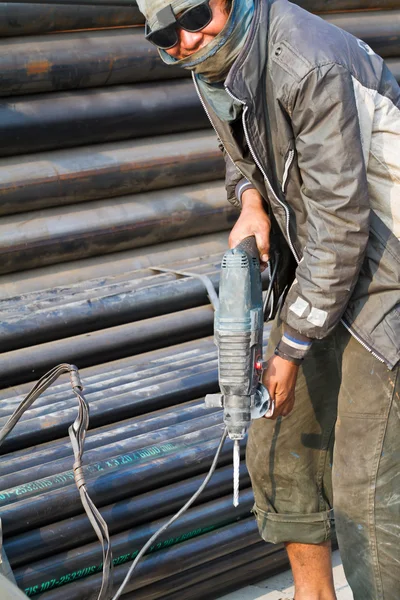 Trabajadores de la construcción están utilizando el suelo de perforación penetrar mortero — Foto de Stock