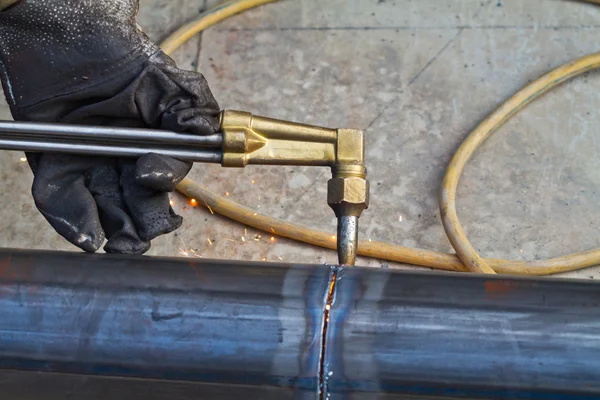 Travailleur utilisant coupe-torche pour couper à travers le métal — Photo