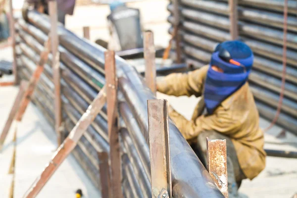 Industrial worker welding steel structure in factory,welding spa — Stock Photo, Image