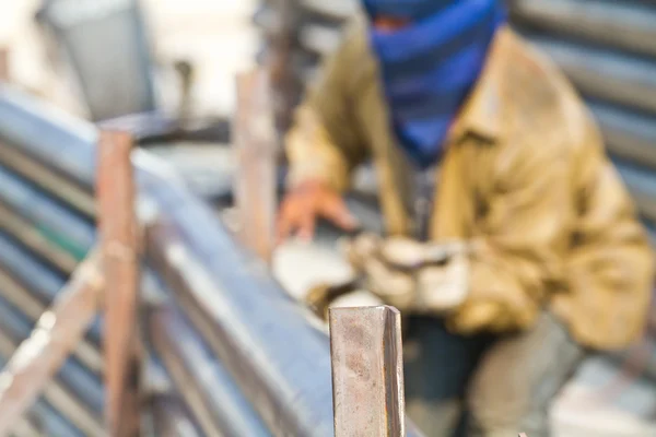 Estructura de acero de soldadura de trabajador industrial en fábrica, spa de soldadura — Foto de Stock