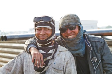 boyun erkek işçi gülümseyen.