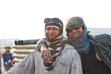 boyun erkek işçi gülümseyen.