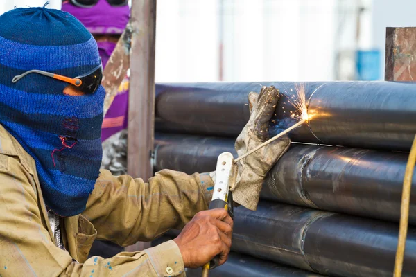 Estructura de acero de soldadura de trabajador industrial en fábrica, spa de soldadura — Foto de Stock